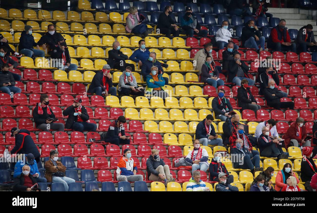 Red salzburg fans hi-res photography images -