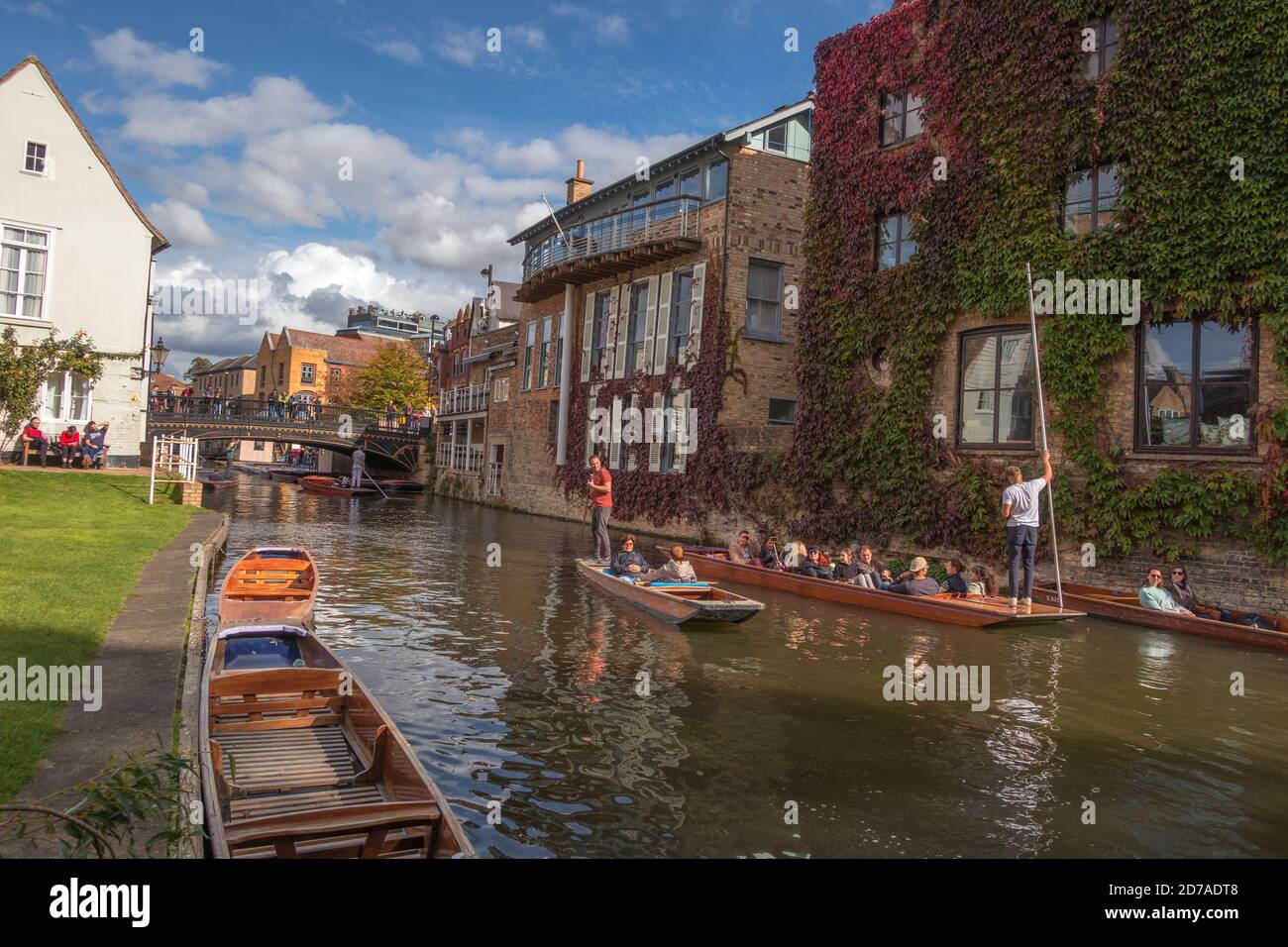 Punts on River Cam near St Johns College and Magdalene Bridge Cambridge England Stock Photo