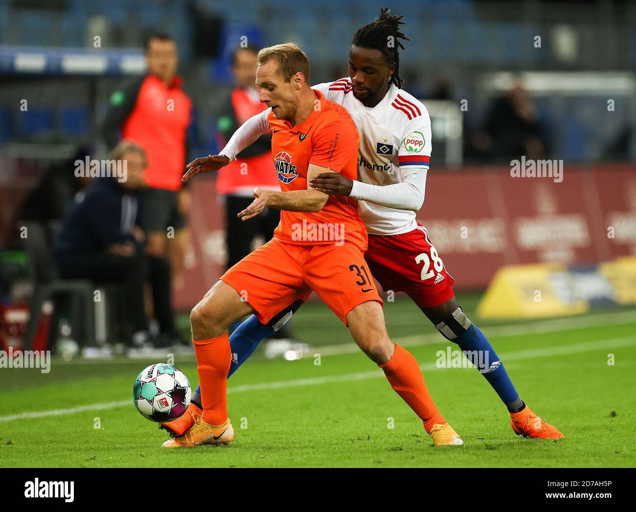 Hamburg, Germany. 21st Oct, 2020. Football: 2nd Bundesliga, 3rd matchday, Hamburger SV - Erzgebirge Aue in the Volksparkstadion. Hamburg's Gideon Jung (r) and Aues Ben Zolinski in a duel for the ball. Credit: Christian Charisius/dpa - IMPORTANT NOTE: In accordance with the regulations of the DFL Deutsche Fußball Liga and the DFB Deutscher Fußball-Bund, it is prohibited to exploit or have exploited in the stadium and/or from the game taken photographs in the form of sequence images and/or video-like photo series./dpa/Alamy Live News Stock Photo