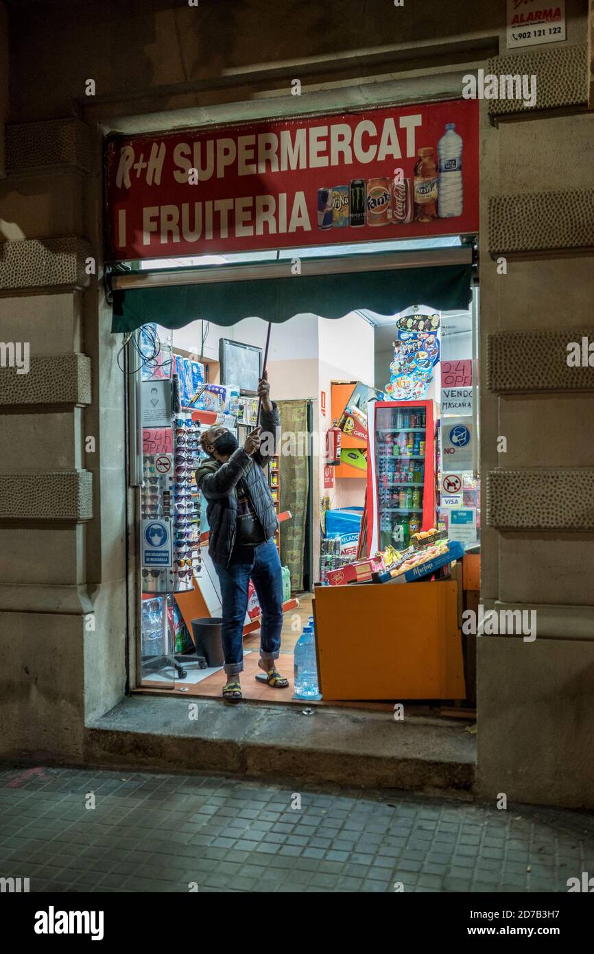 24 Hour Stores Near Me Barcelona, Spain. 20th Oct, 2020. A shop owner closes a 24-hour supermarket  in Barcelona, Spain, on Oct. 20, 2020. The government of Catalonia has  demanded all 24-hour stores in this region to