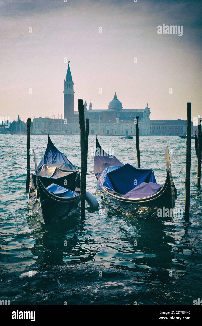 Gondola tradition boat hi-res stock photography and images - Alamy