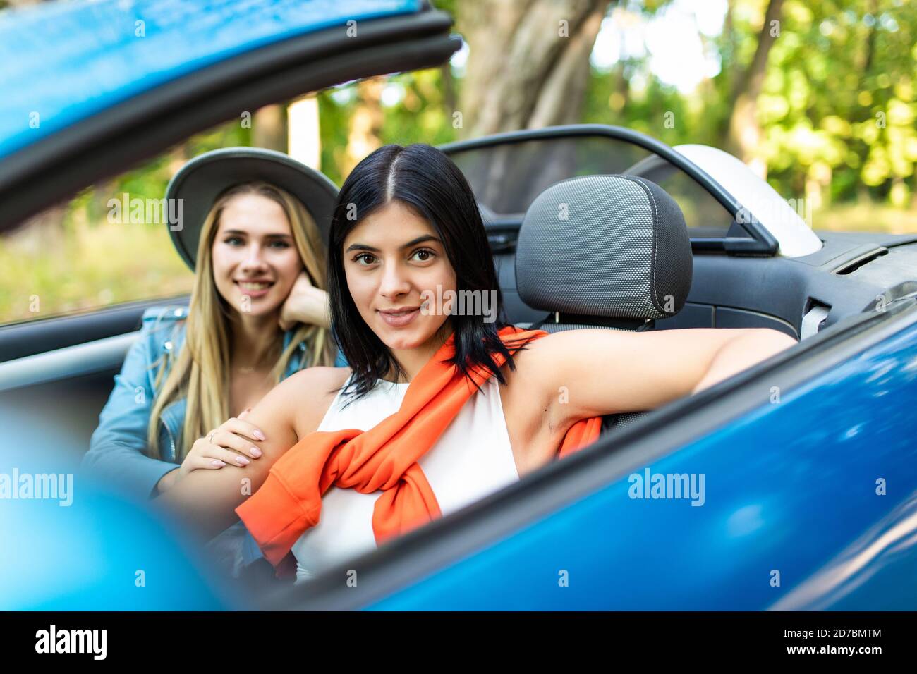 Women driving convertible hi-res stock photography and images - Alamy