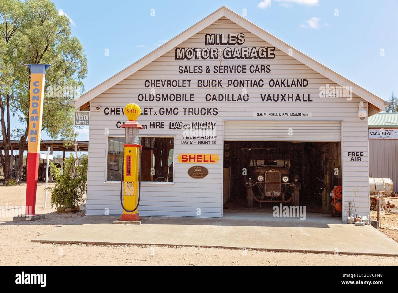 MILES, QUEENSLAND, AUSTRALIA - January 25th 2019: Miles Historical Village And Museum mechanical garage building Stock Photo