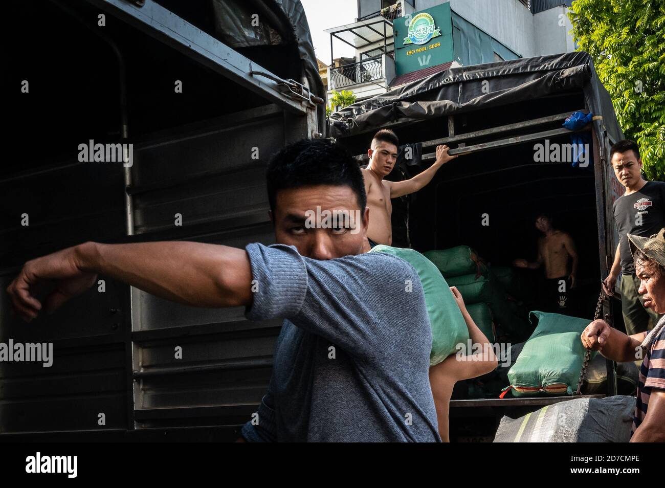 Men loading and unloading at Dong Xuan Market, Hanoi, Vietnam Stock ...