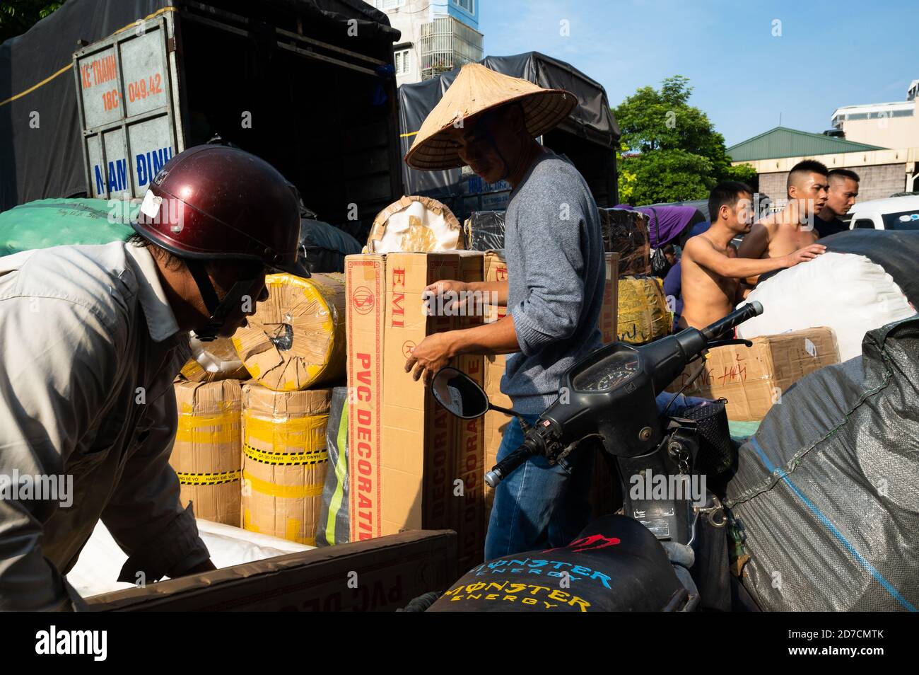 Loading Dong Men loading and unloading at Dong Xuan Market, Hanoi, Vietnam Stock ...