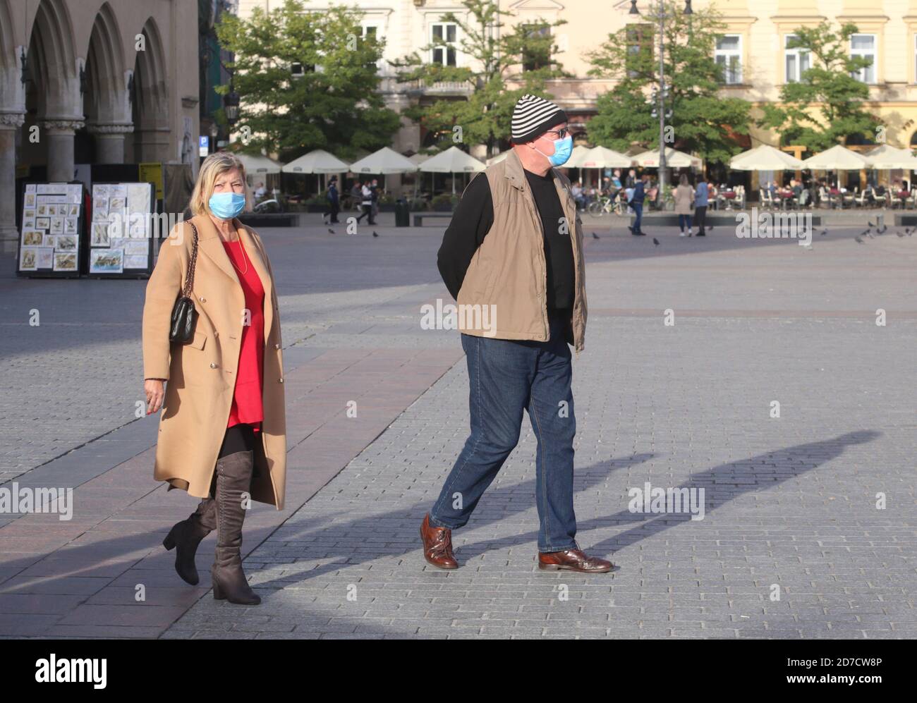 Older people wearing face masks hi-res stock photography and images - Alamy