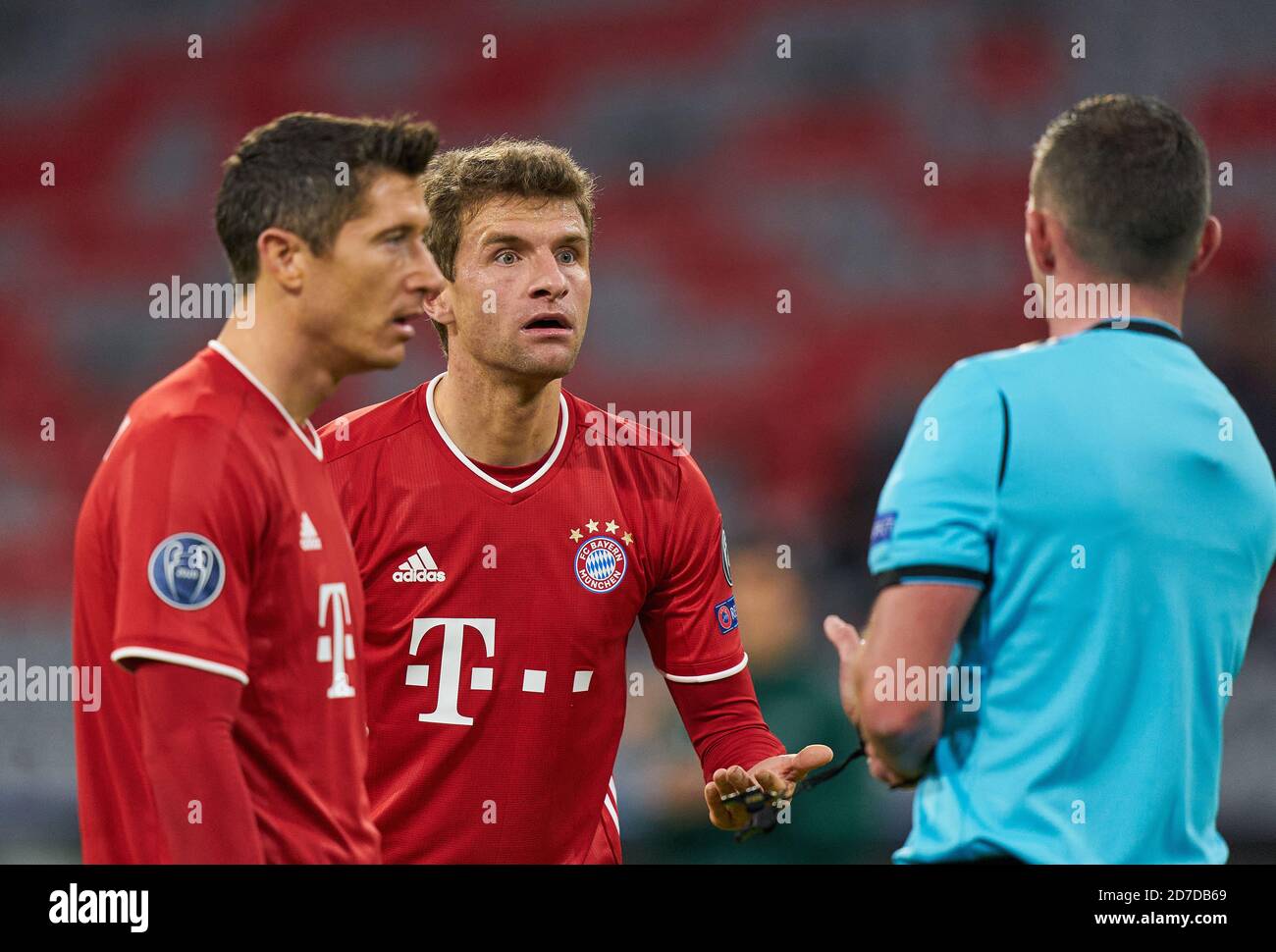 Thomas MUELLER, MÜLLER, FCB 25 discussion with referee Michael OLIVER, ENG about his yellow card, Robert LEWANDOWSKI, FCB 9 supports in the match  FC BAYERN MUENCHEN - ATLETICO MADRID 4-0 of football UEFA Champions League in season 2020/2021 in Munich, October 21, 2020.   © Peter Schatz / Alamy Live News / Pool  UEFA regulations prohibit any use of photographs as image sequences and/or quasi-video Important: National and international News-Agencies OUT Editorial Use ONLY Stock Photo