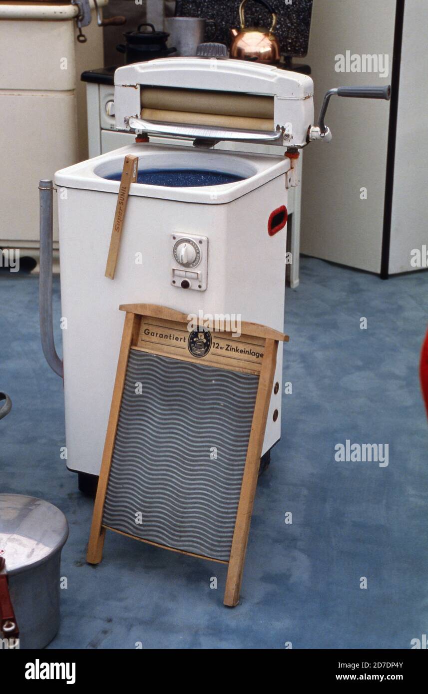 Waschmaschine, Mangel und Waschbrett aus den 1950er Jahren in der begleitenden Ausstellung zum Elvis-Presley-Festival in Hamburg, Deutschland 1990. Stock Photo