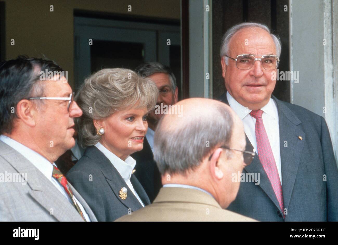 Helmut Kohl mit Ehefrau Hannelore beim Urnengang im ihrem Wahllokal bei der Europawahl in Ludwigshafen Oggersheim, Deutschland  1994. Stock Photo
