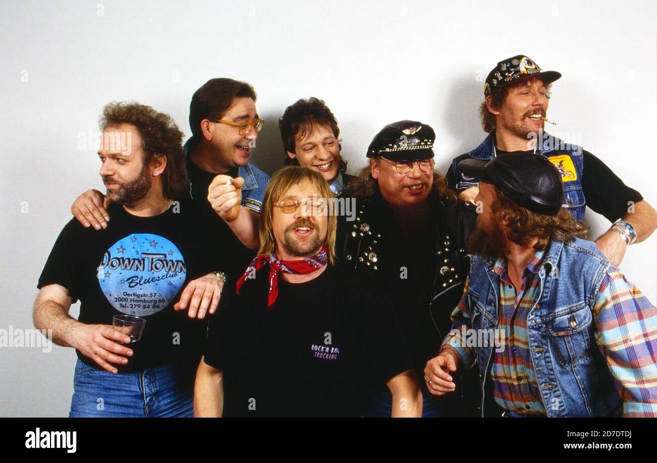 Die Jungs der Deutschrock-Band "Torfrock" schmeißen das Fotoshooting in  Hamburg, Deutschland um 1995 Stock Photo - Alamy