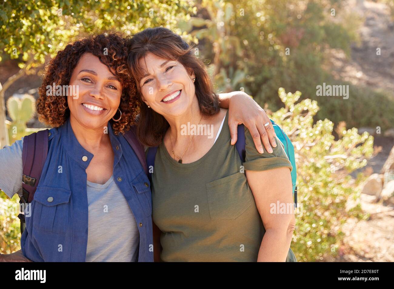 Female friends hiking hi-res stock photography and images - Alamy