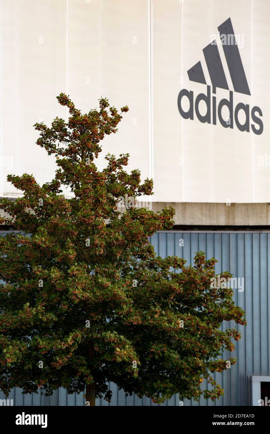 magasin adidas family village