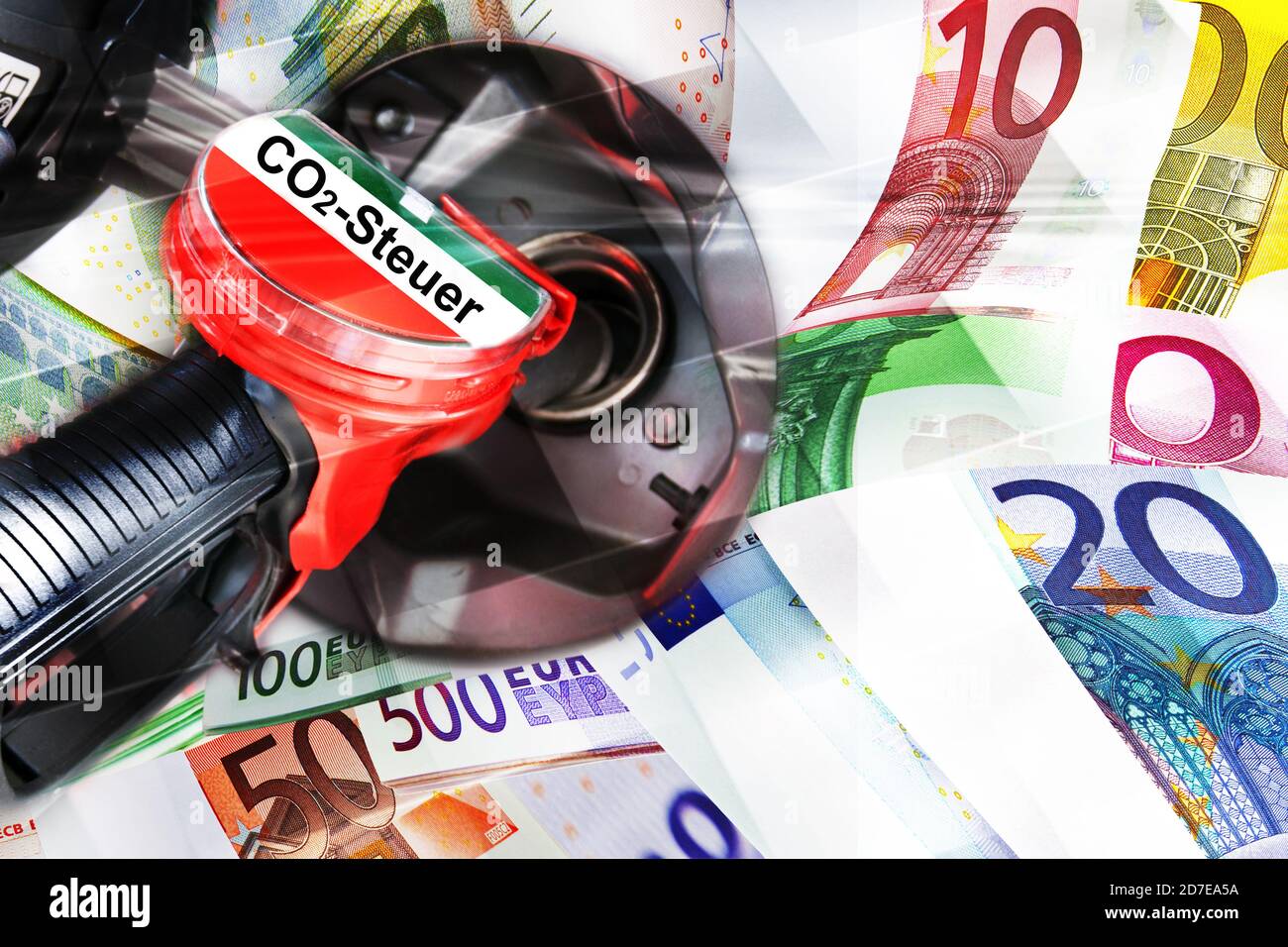 Tankstelle Zapfpistole mit Aufschrift Co2 Steuer und Euro Banknoten Stock Photo