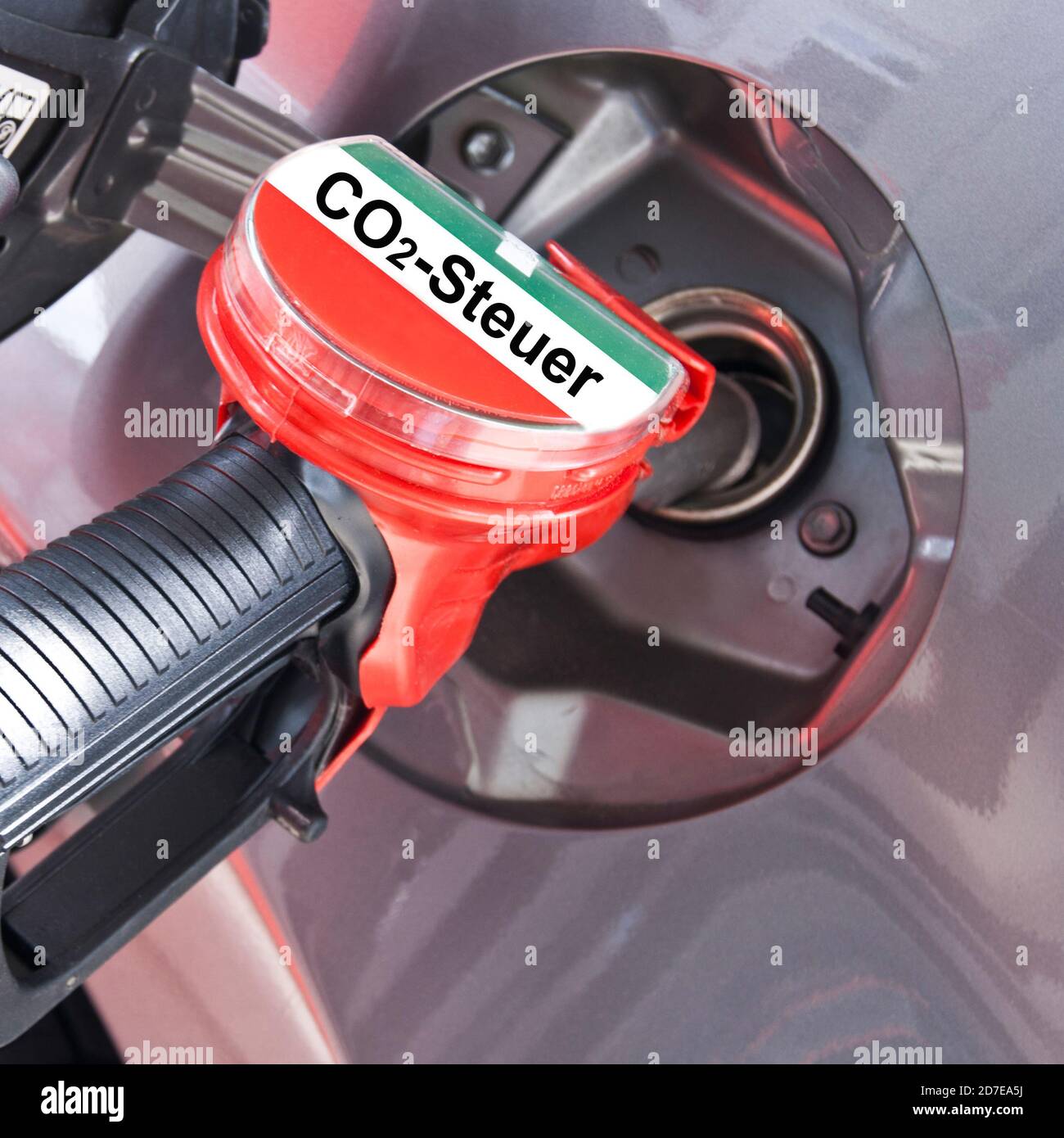 Tankstelle Zapfpistole mit Aufschrift Co2 Steuer Stock Photo