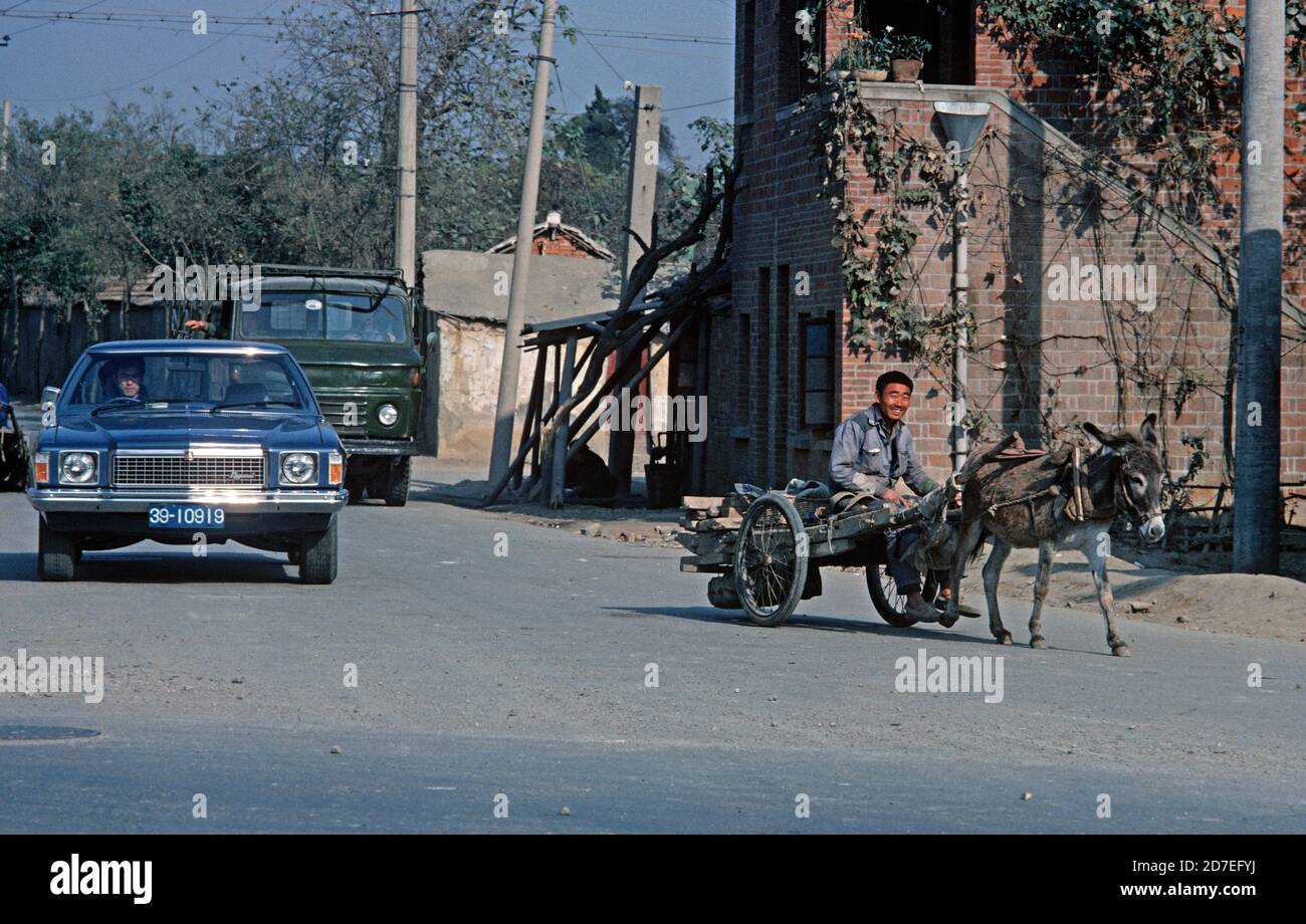 Horse and cart and limousine, Nanjing, China, 1980 Stock Photo