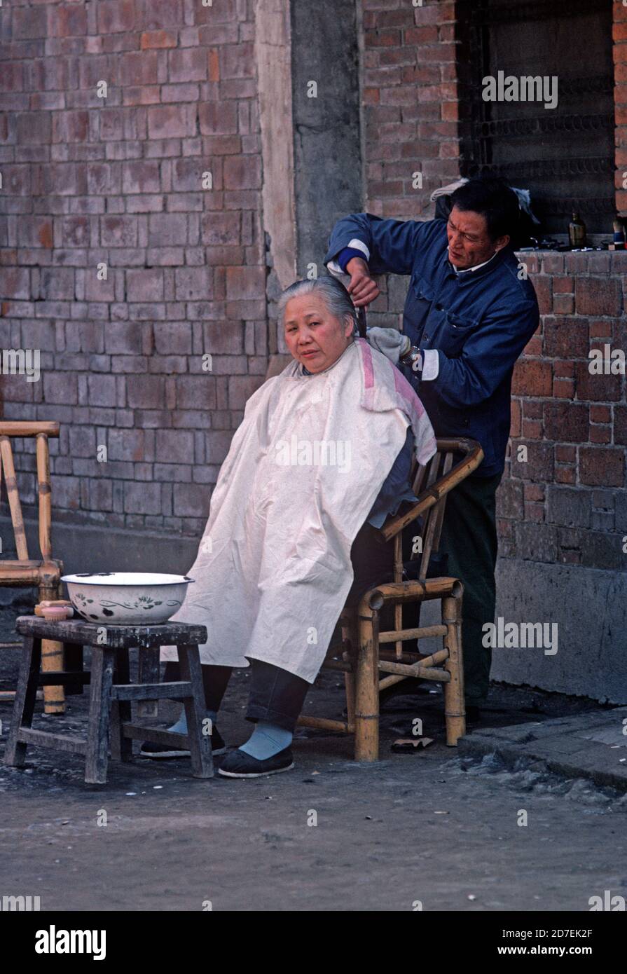 street hairdresser, Nanjing, China, 1980 Stock Photo