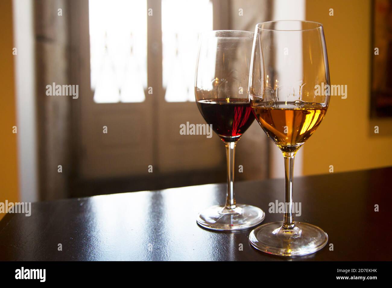 https://c8.alamy.com/comp/2D7EKHK/two-glasses-of-port-wine-2D7EKHK.jpg