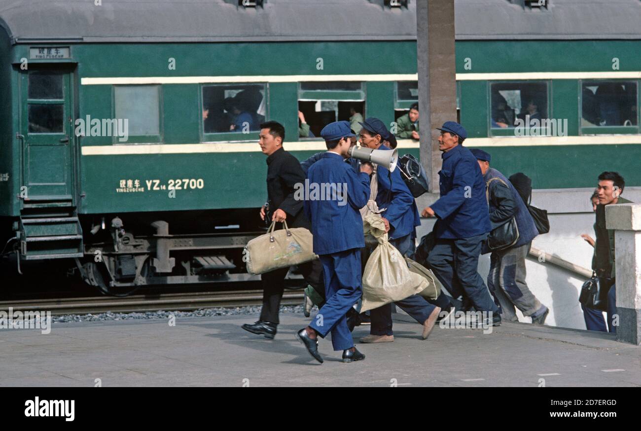 Train passengers, Nanjing railway station, Nanjing, China, 1980 Stock Photo