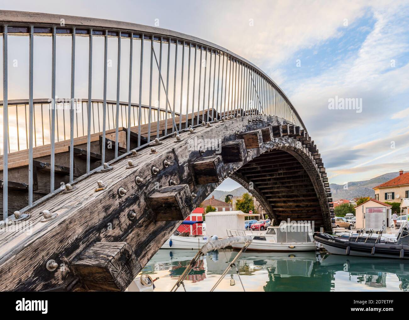Wooden Arched Bridge High Resolution Stock Photography And Images Alamy wooden-arched-bridge-high-resolution-stock-photography-and-images-alamy
