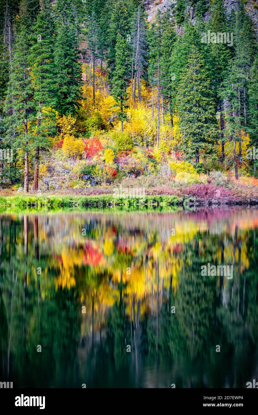 Fall colors on Wenatchee river, Leavenworth, Washington Stock Photo Alamy