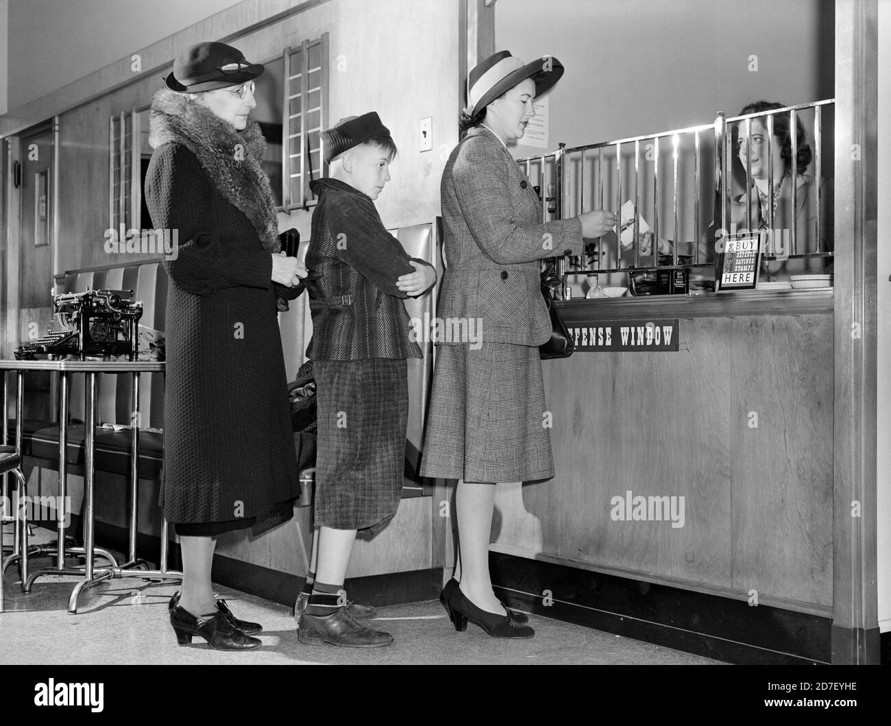 Vintage department store women hi-res stock photography and images - Alamy