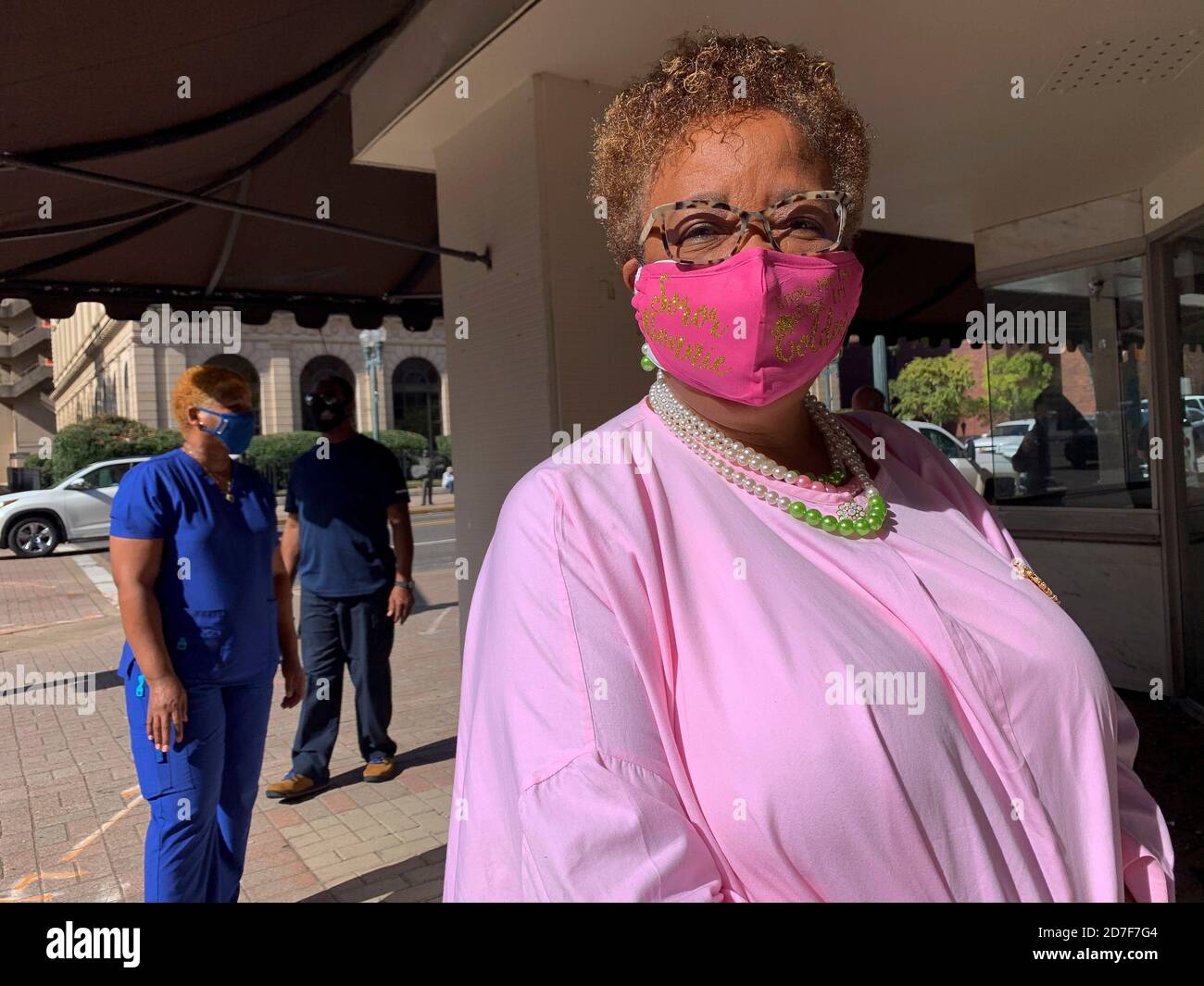 Shreveport, Louisiana, USA. 21st Oct, 2020. Waiting in line to vote, Burnadine Anderson proudly wears the pearls and colors of Alpha Kappa Alpha (AKA), the first historically African American Greek-lettered sorority, in support of her sister sorority member Kamala Harris. Credit: Sue Dorfman/ZUMA Wire/Alamy Live News Stock Photo