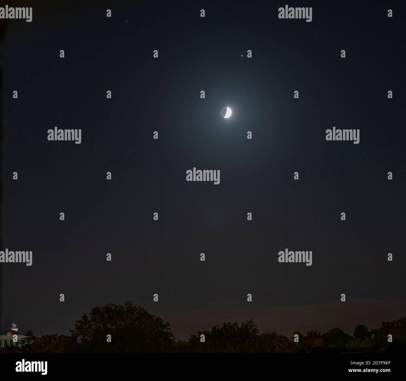 Morden, London, UK. 22 October 2020. The waxing crescent Moon sits