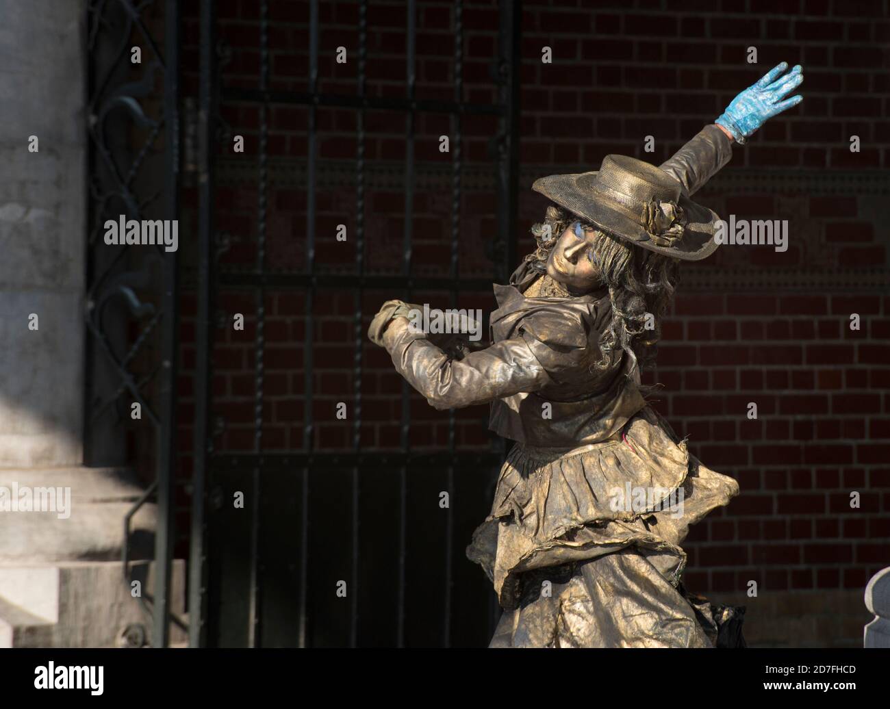 February 18th 2018 - Amsterdam, The Netherlands. Living statue performer making a gesture pose infront of the entrance of het Rijksmuseum Amsterdam. Stock Photo