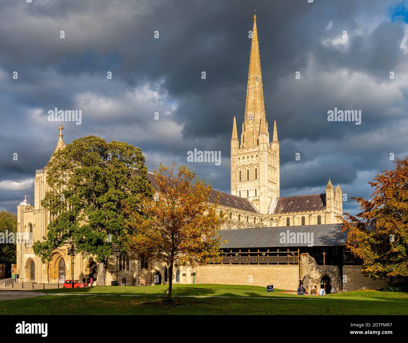 Norwich Cathedral Norwich, Norfolk UK - work started on Norwich Cathedral in 1096, completed 1145. Cathedral Church of the Holy and Undivided Trinity. Stock Photo