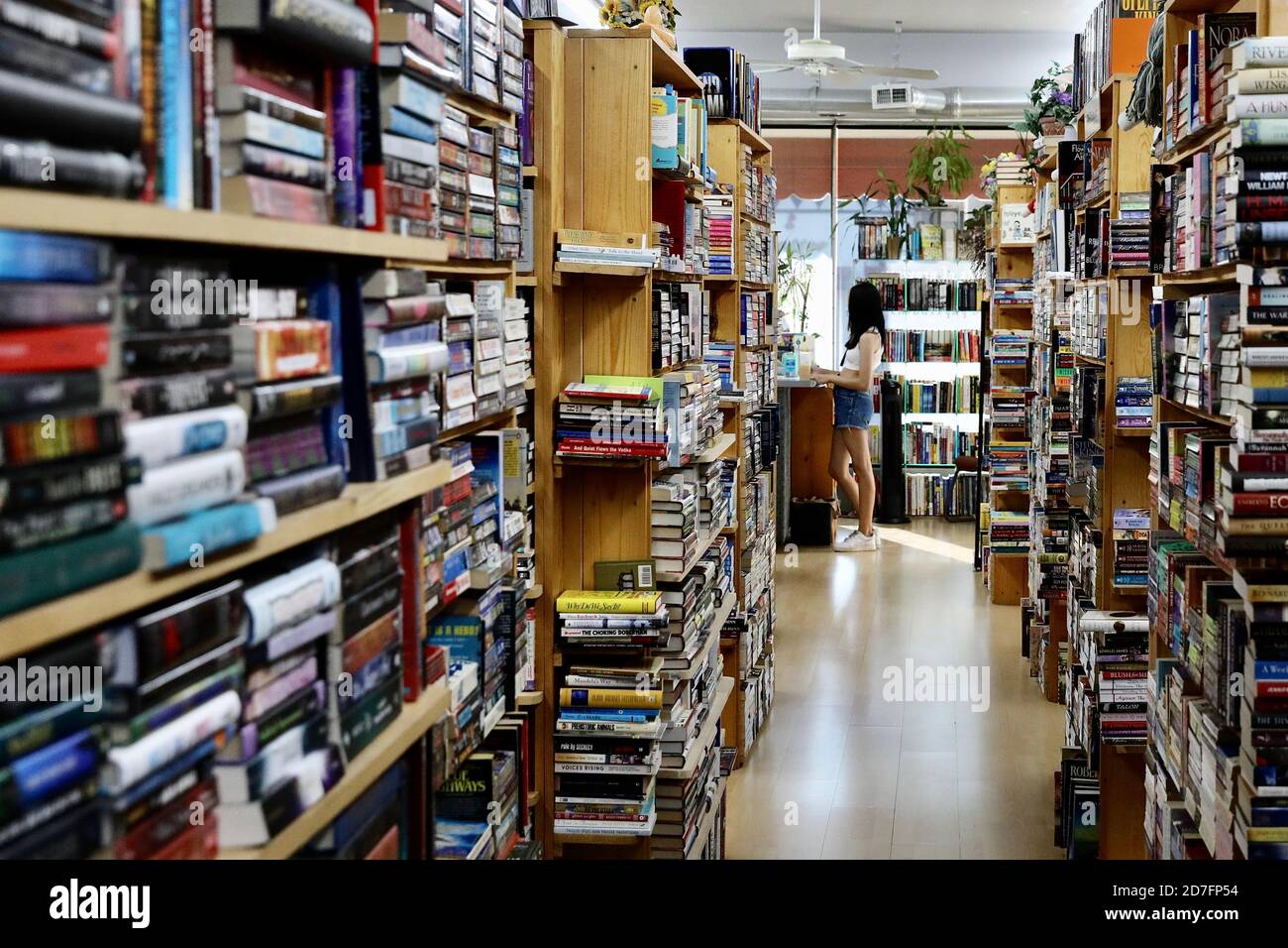 (201022) LOS ANGELES, Oct. 22, 2020 (Xinhua) A customer is seen
