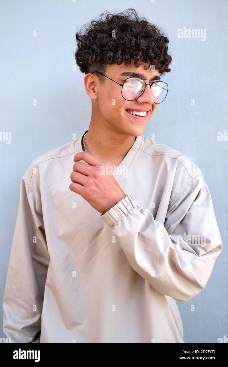 latin young man smiling with curly hair, white hoodie and black sunglasses watching to his right Stock Photo - Alamy latin young man smiling with curly hair, white hoodie and black sunglasses watching to his right Stock Photo - Alamy