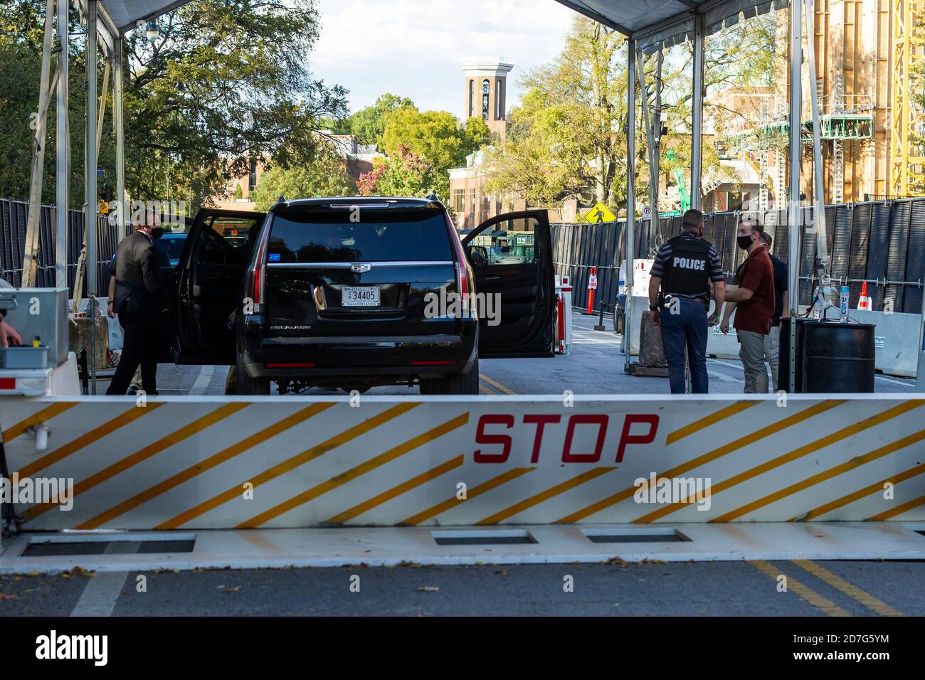 Nashville, Tennessee, USA, 22 October 2020 Security was tight on the Belmont University campus on the eve of the final presidential debate between President Donald Trump and former Vice President Joe Biden. Supporters for each candidate display signs and banners. Credit: Sayre Berman/Alamy Live News Stock Photo