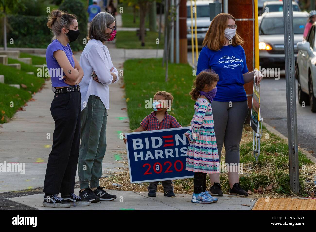 Nashville, Tennessee, USA, 22 October 2020 Crowds gather around the Belmont University campus on the eve of the final presidential debate between President Donald Trump and former Vice President Joe Biden. Supporters for each candidate display signs and banners. Credit: Sayre Berman/Alamy Live News Stock Photo