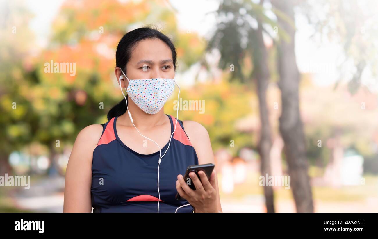 Runner wearing mask protect hi-res stock photography and images - Alamy