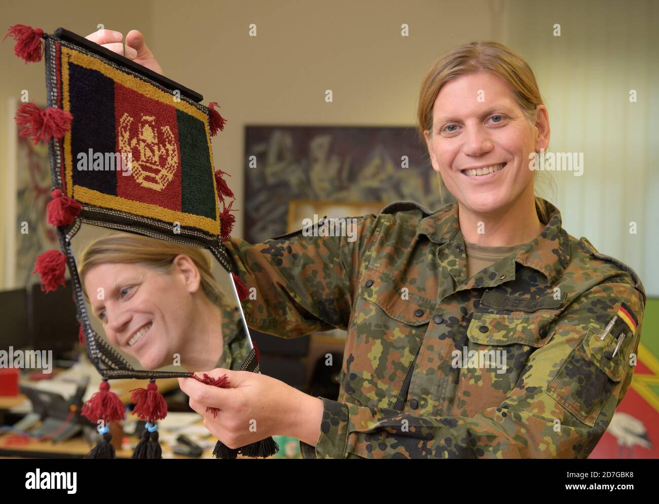15 October 2020, Brandenburg, Storkow (Mark): Lieutenant Colonel Anastasia  Biefang, Commander of Information Technology Battalion 381, holds a  portable, collapsible make-up mirror at Kurmark Barracks, which she  received as a guest gift