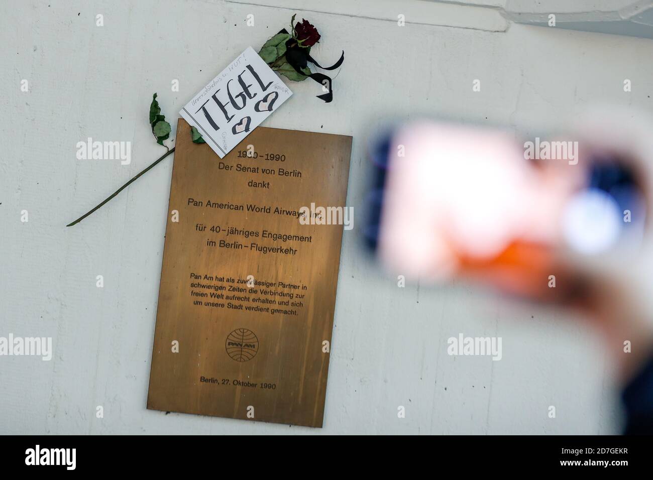 Berlin, Germany. 22nd Oct, 2020. A rose with a note on the 'Tegel' is written on a sign at Berlin-Tegel Airport 'Otto Lilienthal'. Credit: Gerald Matzka/dpa-Zentralbild/ZB/dpa/Alamy Live News Stock Photo