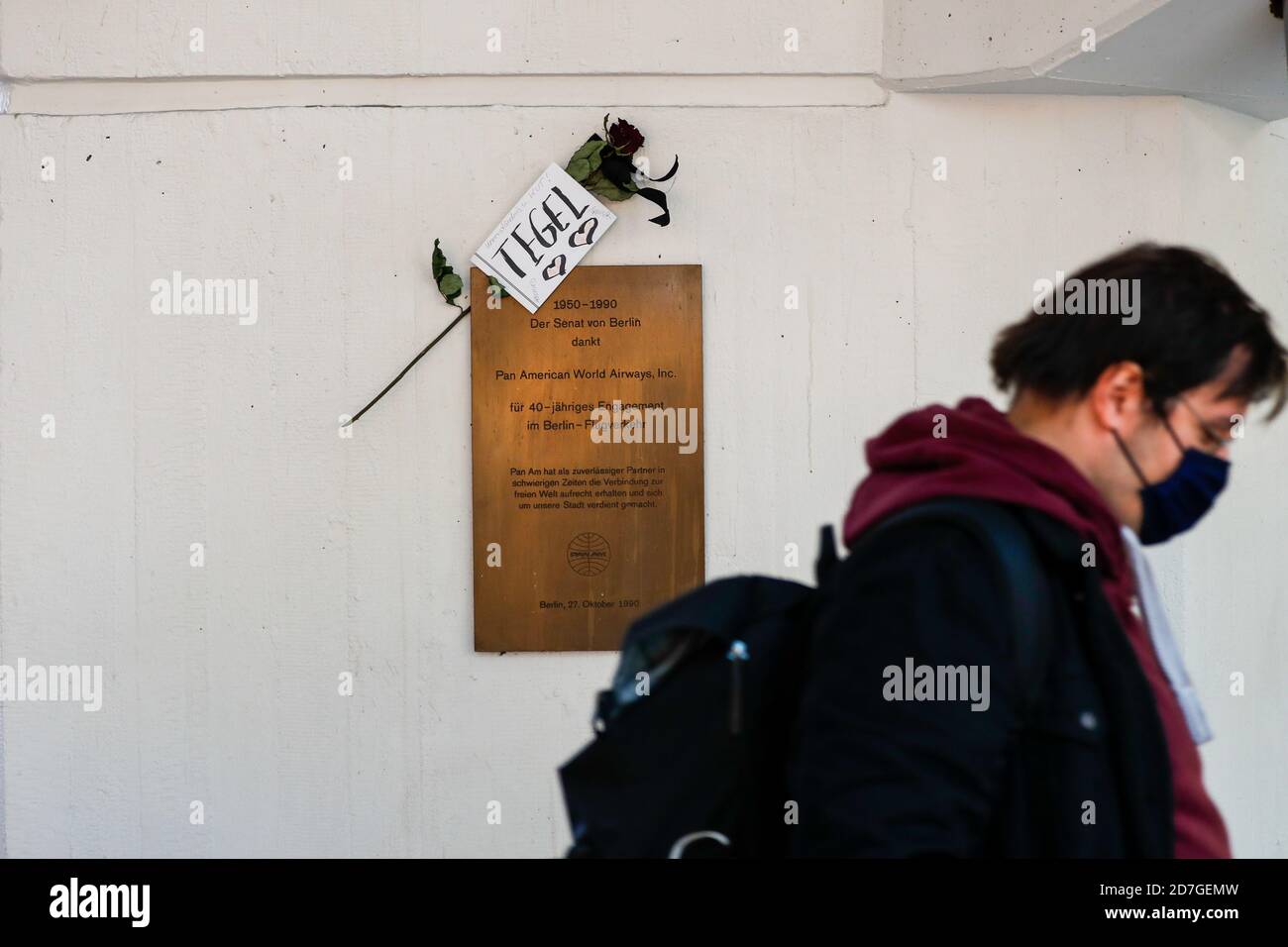 Berlin, Germany. 22nd Oct, 2020. A rose with a note on the 'Tegel' is written on a sign at Berlin-Tegel Airport 'Otto Lilienthal'. Credit: Gerald Matzka/dpa-Zentralbild/ZB/dpa/Alamy Live News Stock Photo