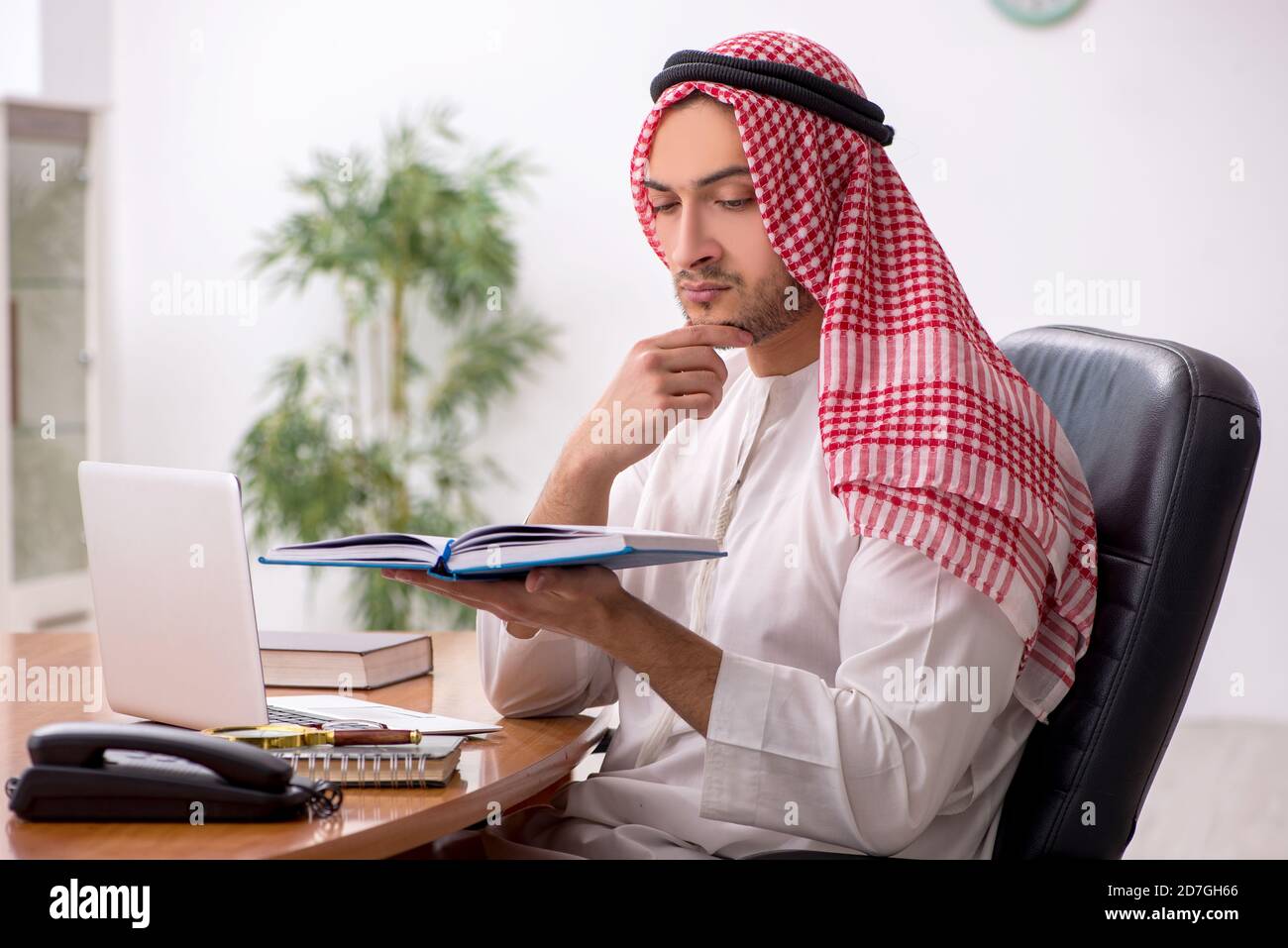 Arab student research computer hi-res stock photography and images - Alamy