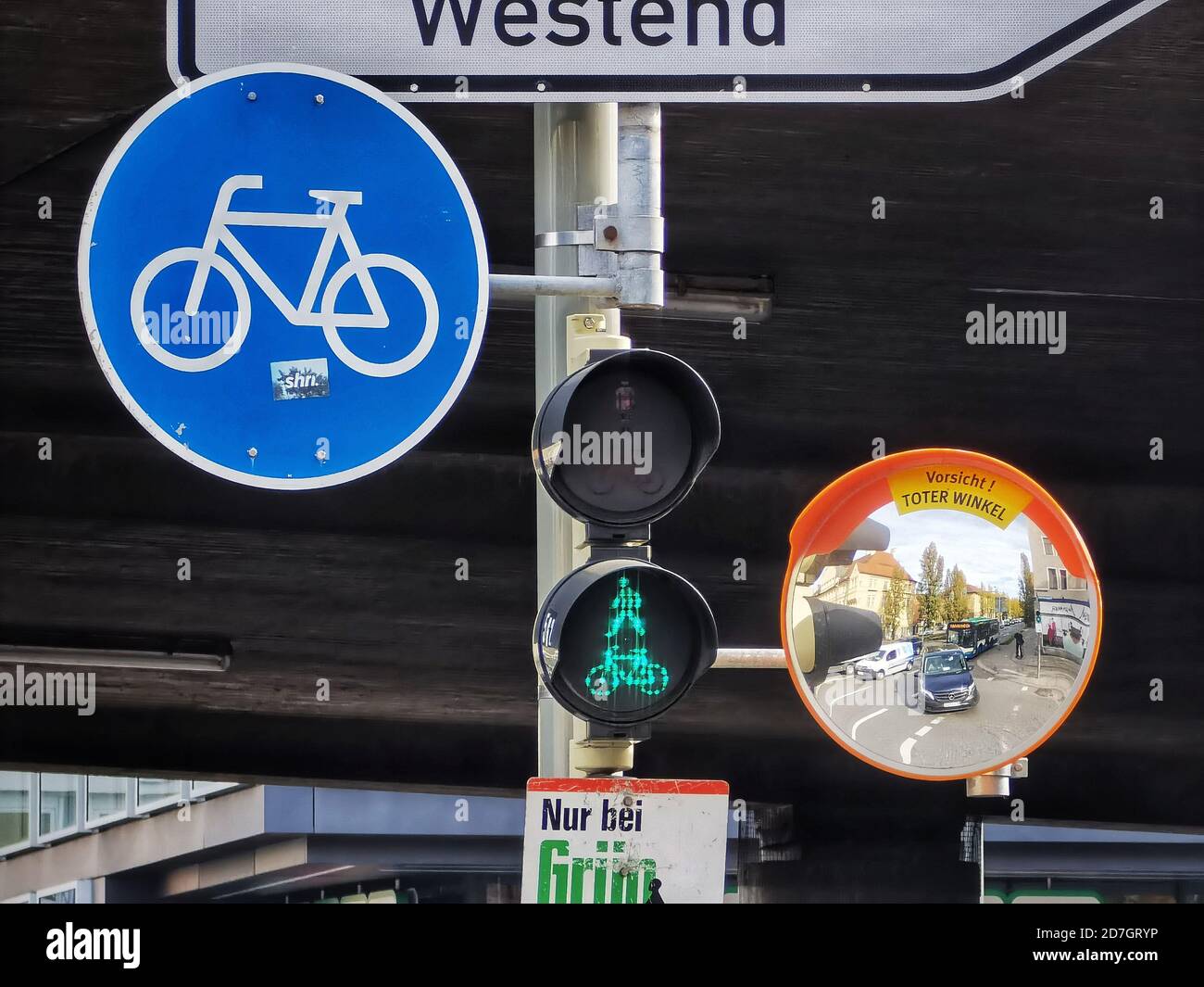Munich, Bavaria, Germany. 23rd Oct, 2020. A blind spot mirror installed at an intersection in Munich, Germany to help truck drivers see bicyclists and prevent often fatal accidents. Credit: Sachelle Babbar/ZUMA Wire/Alamy Live News Stock Photo