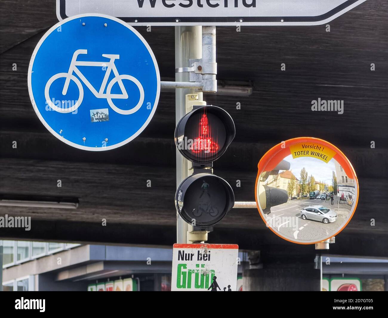 Munich, Bavaria, Germany. 23rd Oct, 2020. A blind spot mirror installed at an intersection in Munich, Germany to help truck drivers see bicyclists and prevent often fatal accidents. Credit: Sachelle Babbar/ZUMA Wire/Alamy Live News Stock Photo