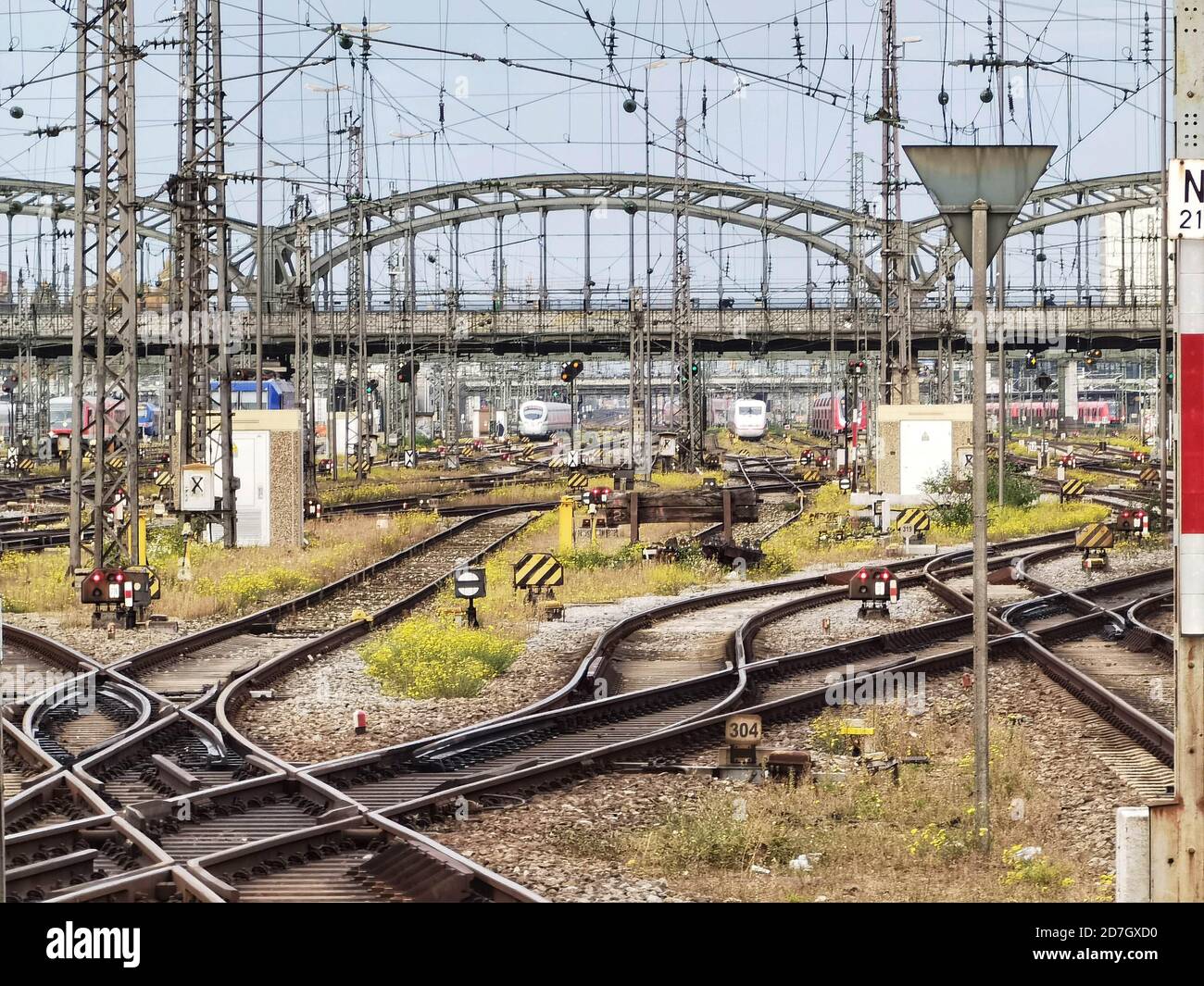 Munich, Bavaria, Germany. 23rd Oct, 2020. Empty Deutsche Bahn tracks in Munich with the Hackerbruecke in the background. On 26.10 there will be Warnstreiks that will affect the city public transit that partially uses these tracks. Credit: Sachelle Babbar/ZUMA Wire/Alamy Live News Stock Photo