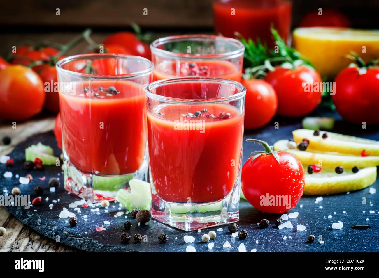 Как пить томатный сок. Томатный сок. Томатный коктейль. Шот с томатным соком.