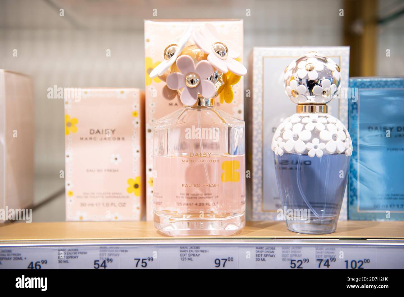 Marc jacobs daisy perfume bottle hi-res stock photography and images - Alamy