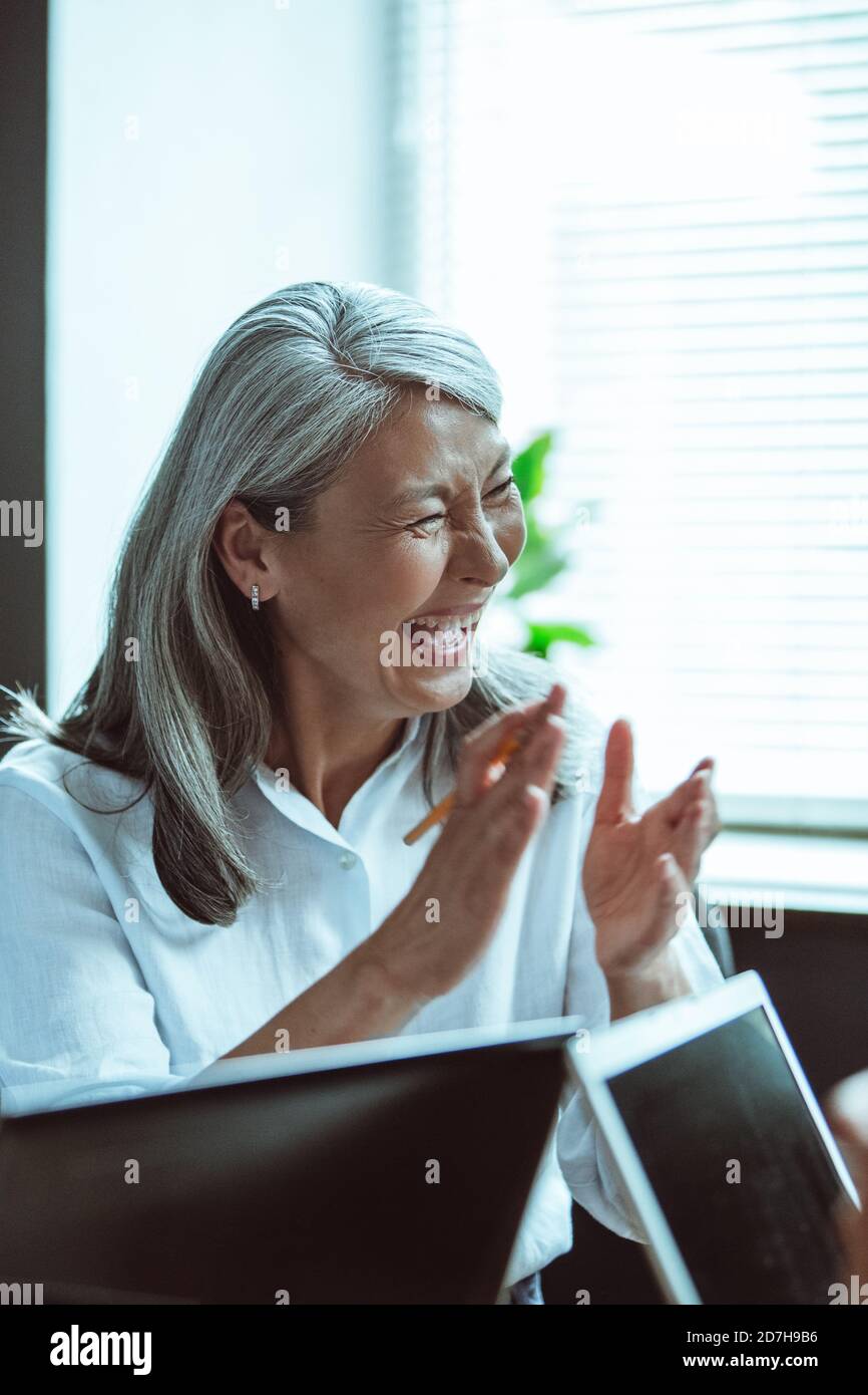Asian business woman laughing hi-res stock photography and images - Alamy
