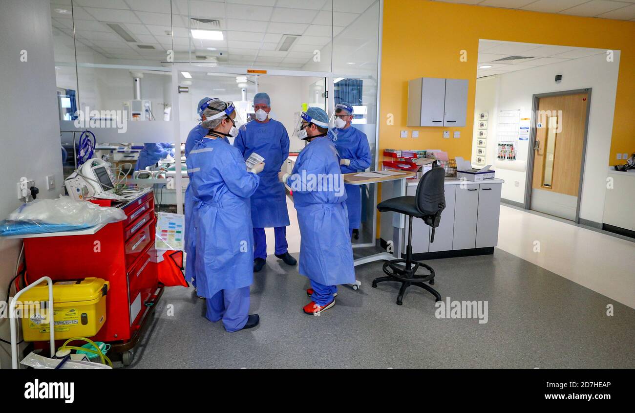 Full ppe uk hospital hires stock photography and images Alamy