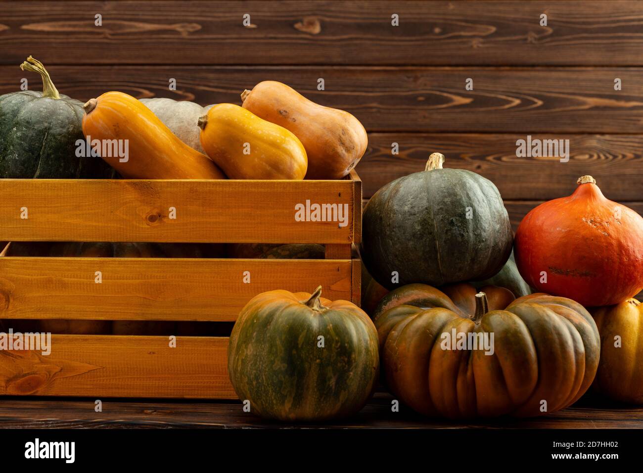 Pile of pumpkins in a wooden box Stock Photo - Alamy