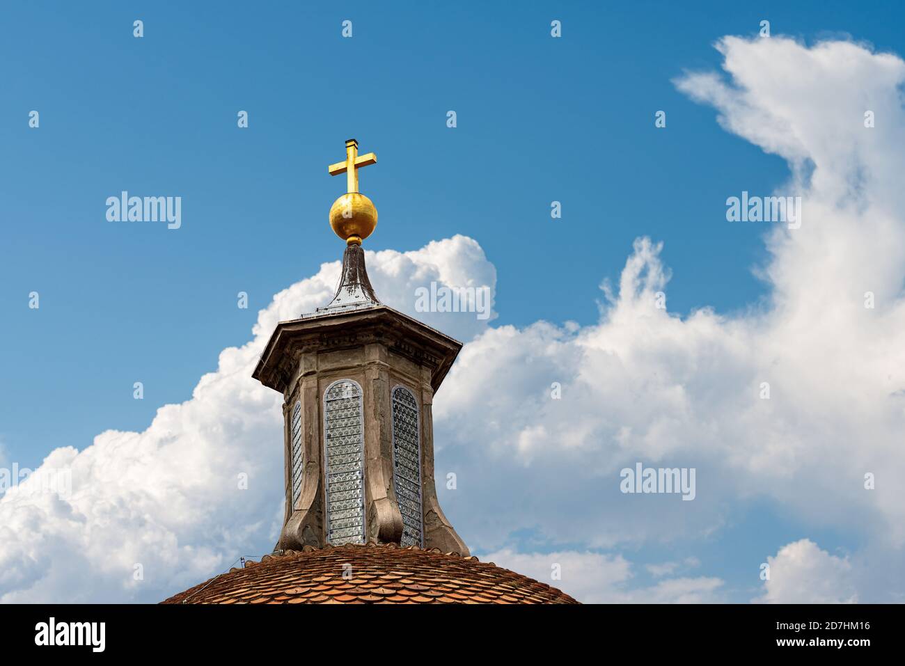 Basilica di Santo Spirito (1444-1487) in Florence downtown, Tuscany, Italy, Europe. Detail of the dome with lantern and golden cross on blue sky. Stock Photo