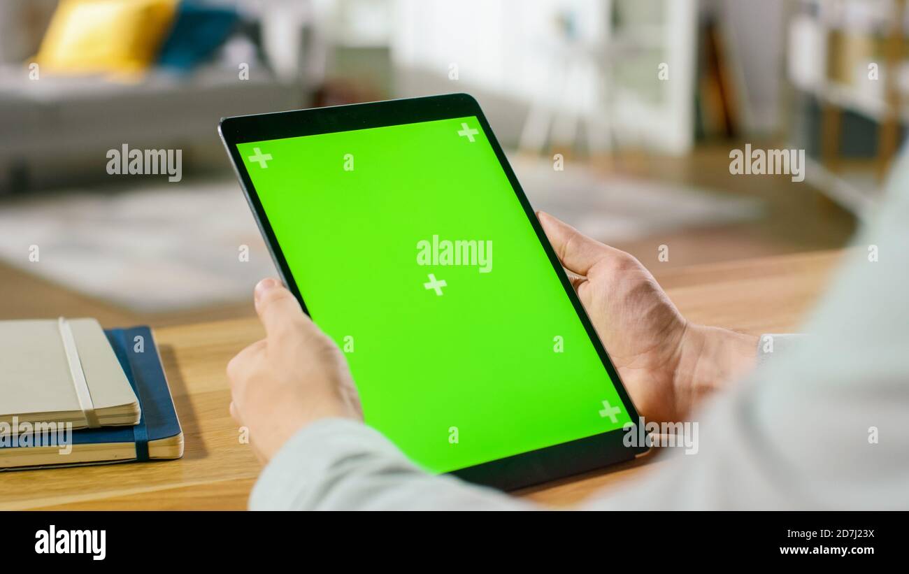 uomo di 60 anni a casa connesso a un tablet digitale Foto stock - Alamy