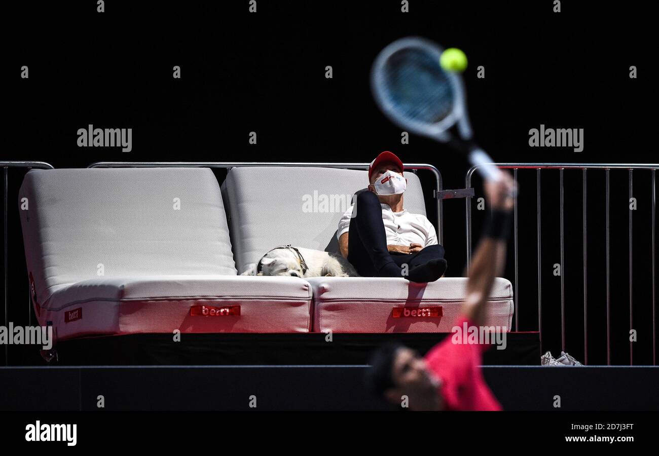 Cologne, Germany. 20th Oct, 2020. Tennis: ATP Tour - Cologne Championships  (ATP), Individual, Men, 1st round, Verdasco (Spain) - J. Millman  (Australia). Adam Szpyt, CEO of bett1, lies with his dog Barnie