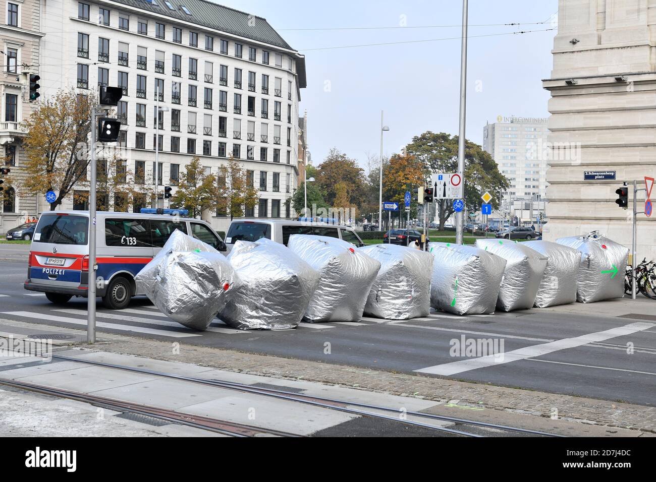 Vienna, Austria. 23nd Oct, 2020. After several disruptions in the city, the activists of the 'Extinction Rebellion' blocked another street: Schwarzenbergplatz in the center of Vienna has been closed since this morning. Credit: Franz Perc/Alamy Live News Stock Photo